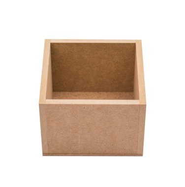 Kapalı karton kutu bantlanmış ve beyaz arka planda izole edilmiş.