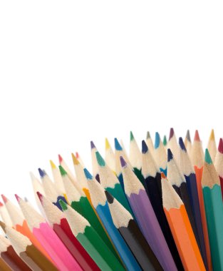 bir avuç yukarı dönük renkli kalemler.