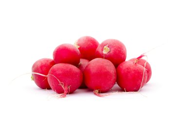 Beyaz arkaplanda küçük bahçe turpu izole edildi