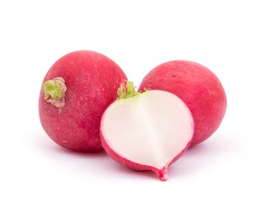 Beyaz arkaplanda küçük bahçe turpu izole edildi