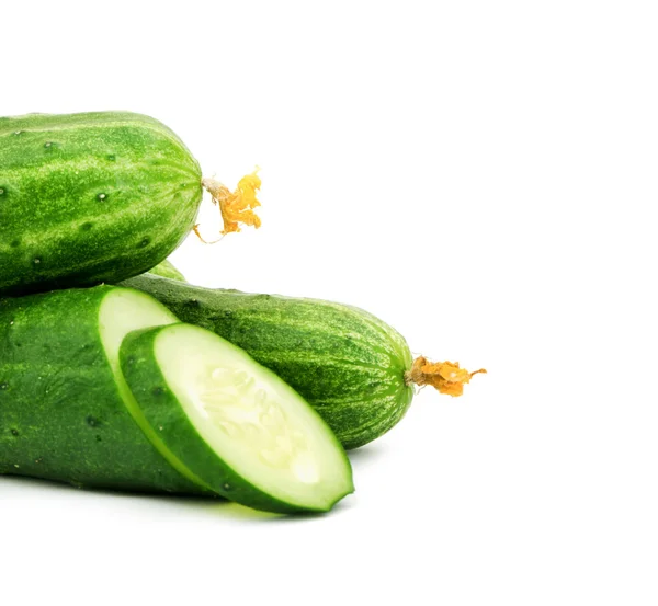 Pepino y rodajas aisladas sobre fondo blanco — Foto de Stock