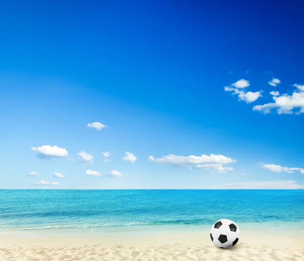 Tło plaża z piłki nożnej — Zdjęcie stockowe