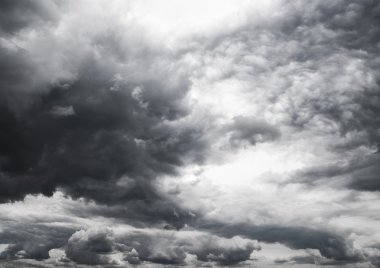 Yağmurdan önce kara fırtına bulutları