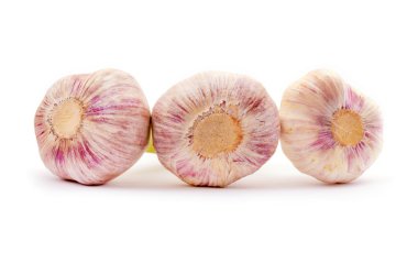 Beyaz arkaplanda sarımsak izole edilmiş.