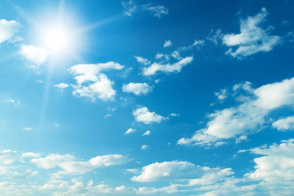 Blauer Himmel mit Wolken und Sonne. — Stockfoto