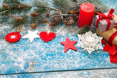 Çam dalları, pinecones ve çilek üzerinde Noel arka plan 