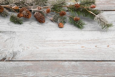 Çam dalları, pinecones ve çilek üzerinde Noel arka plan 