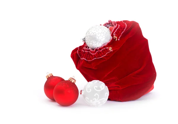 Santa Claus červená taška s vánoční koule a krabičky — Stock fotografie