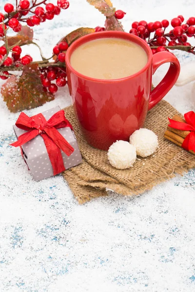 Decoración de Navidad sobre fondo de madera — Foto de Stock