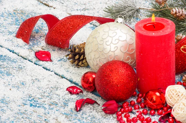 Vánoční dekorace visí nad dřevěné pozadí — Stock fotografie
