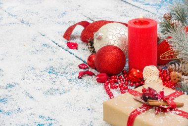 Ahşap arka planda Noel süslemesi