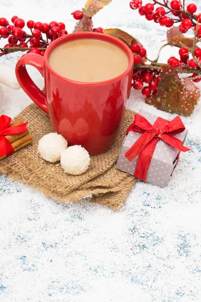 Decoración de Navidad sobre fondo de madera — Foto de Stock