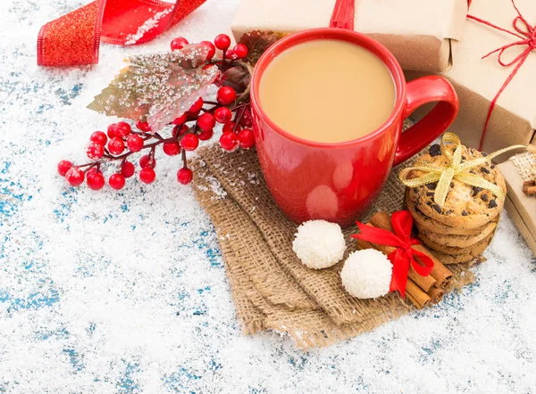 Decoración de Navidad colgando sobre fondo de madera — Foto de Stock