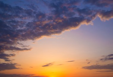 Günbatımında gökyüzü. Doğa bileşimi