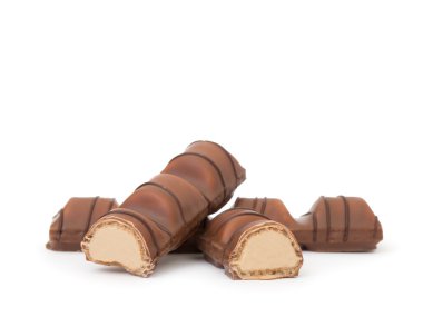 Beyaz arkaplanda izole edilmiş çikolata