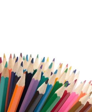 bir avuç yukarı dönük renkli kalemler.