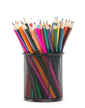 Beyaz kovada izole edilmiş renkli kalemler