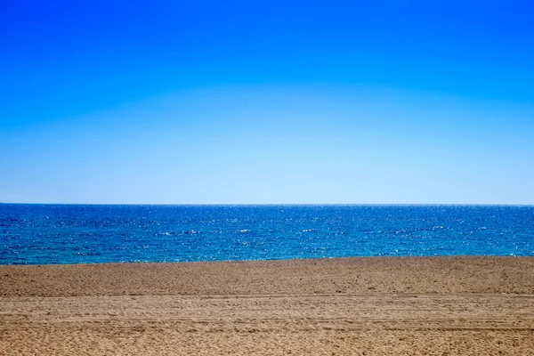 Morze Niebieski Niebo Piasek Słońce Letniego Wypoczynku Krajobraz Punktu Widzenia — Zdjęcie stockowe