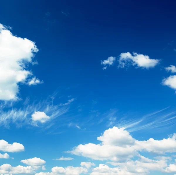 Mavi gökyüzünde beyaz kabarık bulutlar