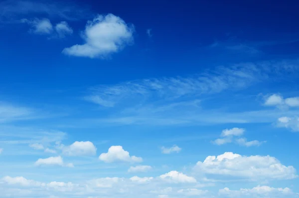 小さな雲と青空の背景 — ストック写真