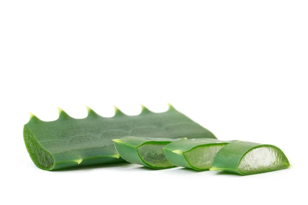 Daun Vera Dan Irisan Aloe Terisolasi Pada Latar Belakang Putih — Stok Foto