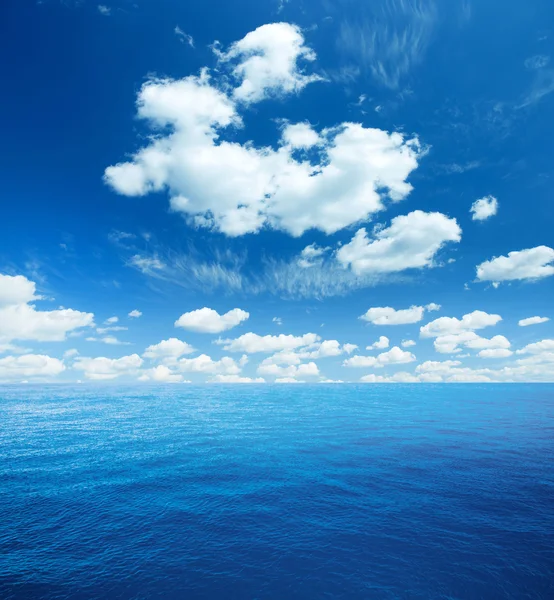 Συννεφιασμένος Ουρανός Και Θάλασσα Πυροβόλησε Καλοκαίρι Στη Θάλασσα — Φωτογραφία Αρχείου