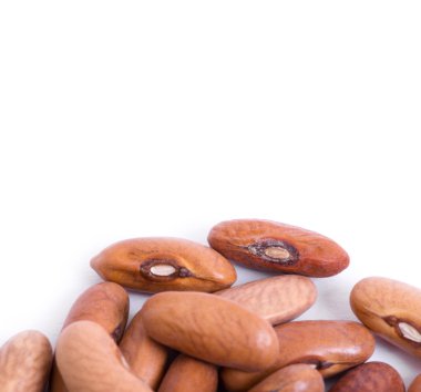 beyaz arkaplanda kızılcık fasulyesi