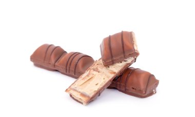 Beyaz arkaplanda izole edilmiş çikolata