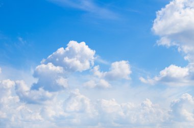 Mavi gökyüzündeki bulutlar