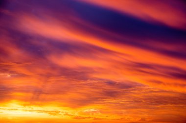 Yağmurdan önce kara fırtına bulutları