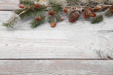 Çam dalları, pinecones ve çilek vintage tarzı eski ahşap tahta üzerinde Noel arka plan