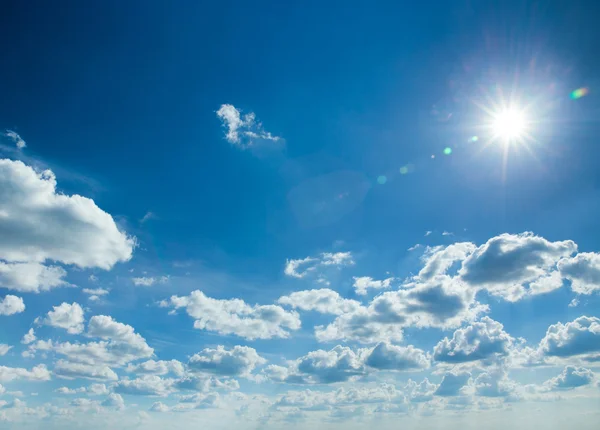 Weiße Flauschige Wolken Blauen Himmel — Stockfoto