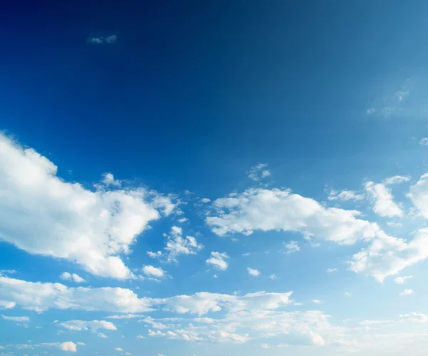 白い雲と青い空の背景 — ストック写真