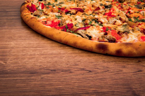 Deliziosa Pizza Fresca Servita Sul Tavolo Legno — Foto Stock