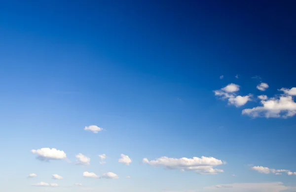 Blå Himmel Bakgrund Med Små Moln — Stockfoto