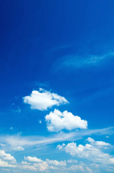 雲に囲まれた青い空 — ストック写真