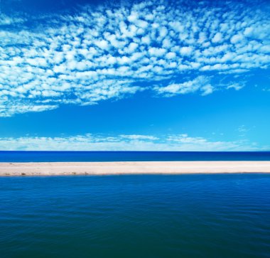 güzel gökyüzü ve mavi okyanus