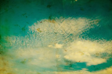 Mavi gökyüzünde beyaz kabarık bulutlar