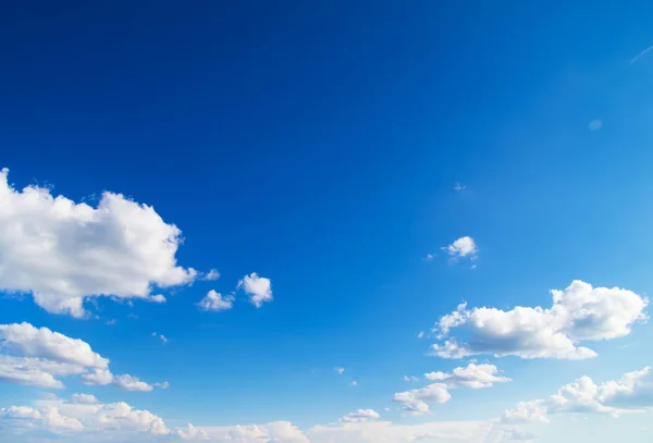 Άσπρα Χνουδωτά Σύννεφα Στον Γαλάζιο Ουρανό — Φωτογραφία Αρχείου