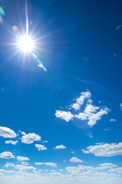 Mavi gökyüzündeki bulutlar