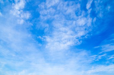 Beyaz bulutlu mavi gökyüzü arkaplanı