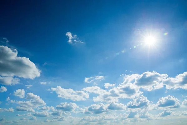 Bulutlu Güneşli Mavi Gökyüzü — Stok fotoğraf