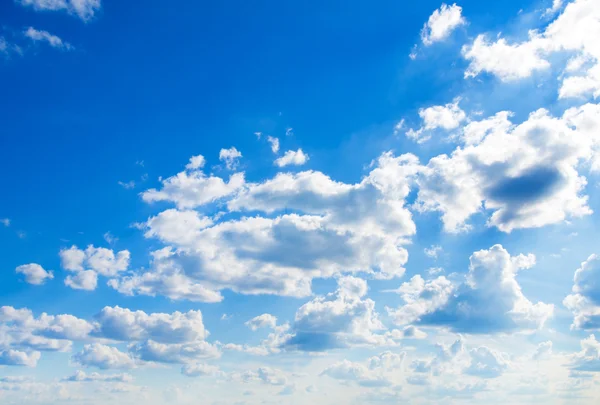 雲と青い空の背景 — ストック写真