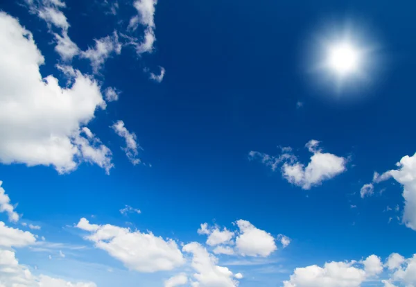 Yaz Aylarında Gündüz Parlak Güneş Parlar Mavi Gökyüzü Bulutlar — Stok fotoğraf