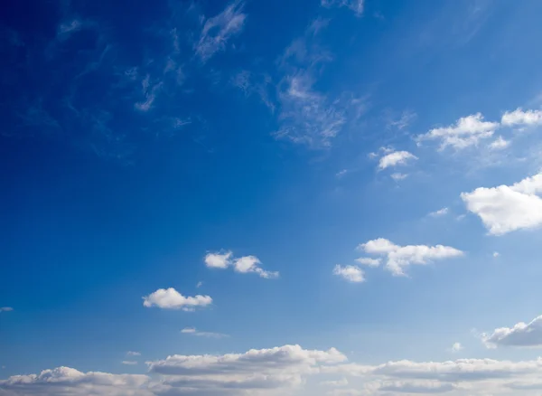 青い空に白いふわふわの雲 — ストック写真