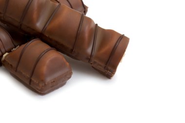 Beyaz arkaplanda izole edilmiş çikolata