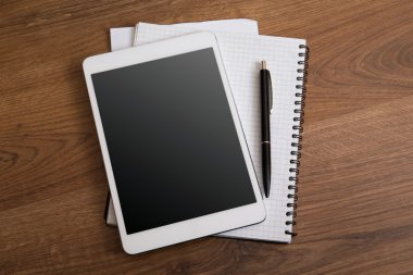 Ahşap arkaplanda dijital tablet