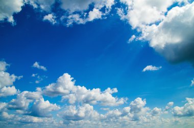 Küçük bulutlu mavi gökyüzü arkaplanı