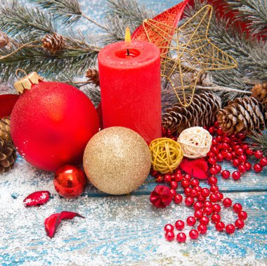 Ahşap arka planda Noel süslemesi