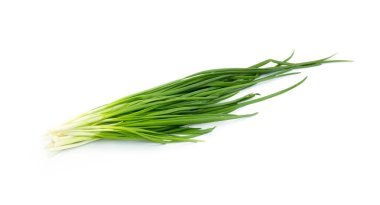 Beyaz arkaplanda yeşil soğan